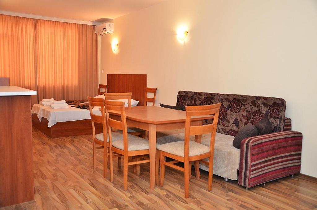 Ivtour Apartments In Yalta Complex غولدن ساندز الغرفة الصورة