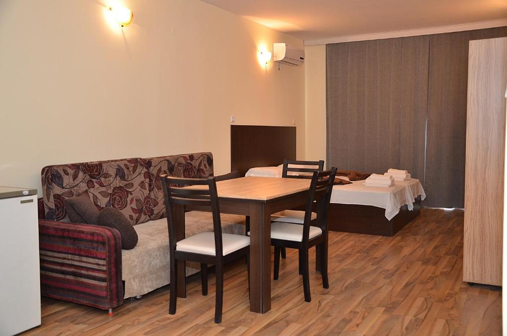 Ivtour Apartments In Yalta Complex غولدن ساندز الغرفة الصورة