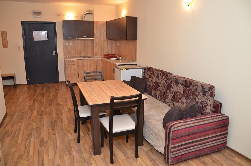 Ivtour Apartments In Yalta Complex غولدن ساندز الغرفة الصورة